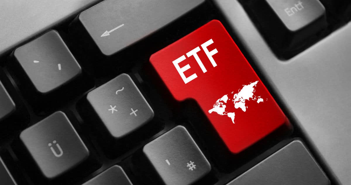 Un tasto rosso della tastiera etichettato "ETF" con un'icona di mappa del mondo sostituisce il tasto usuale. I tasti circostanti sono i tradizionali tasti neri con scritte bianche.