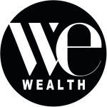 Un cerchio nero con le lettere bianche stilizzate "we" in alto e la parola "WEALTH" in grassetto, maiuscola e bianca centrata in basso all'interno del cerchio.