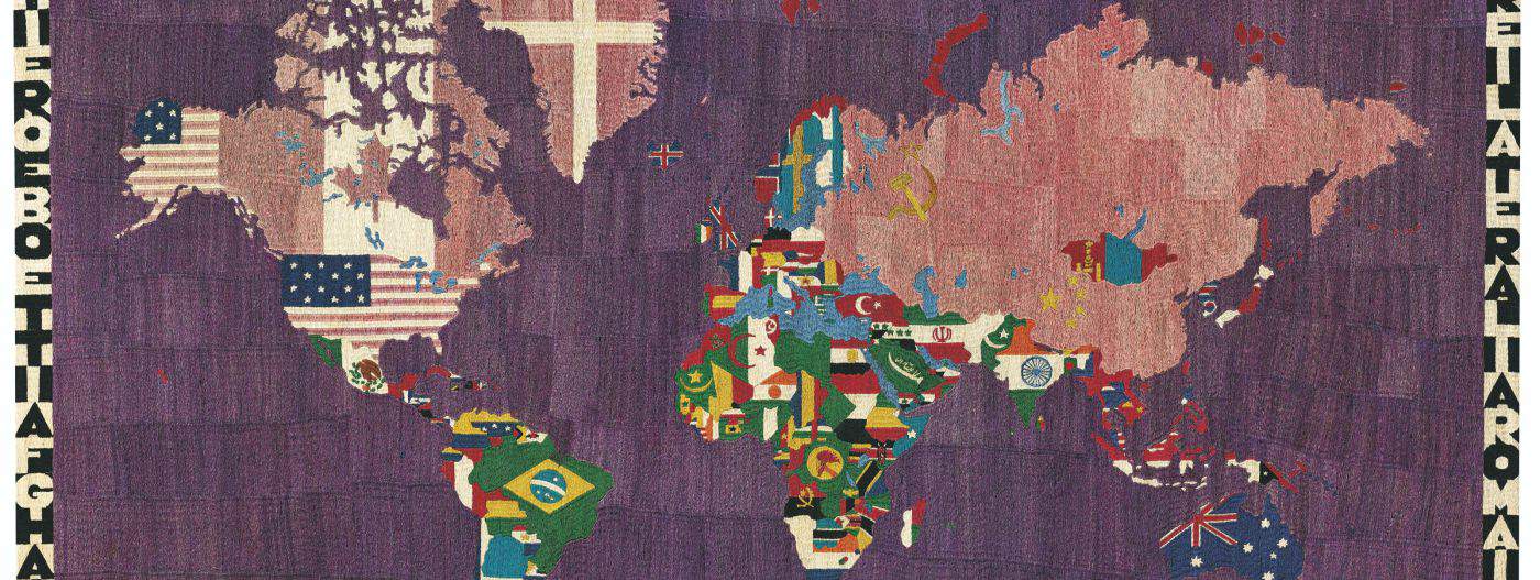 Una mappa del mondo in cui ogni paese è raffigurato con la propria bandiera nazionale, su uno sfondo viola. Le lettere corrono verticalmente lungo i bordi sinistro e destro dell'immagine.