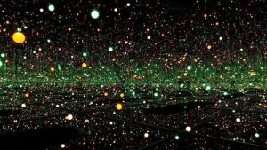 Stanza con specchi e luci a LED verdi, bianche e arancioni che creano un effetto infinito.
