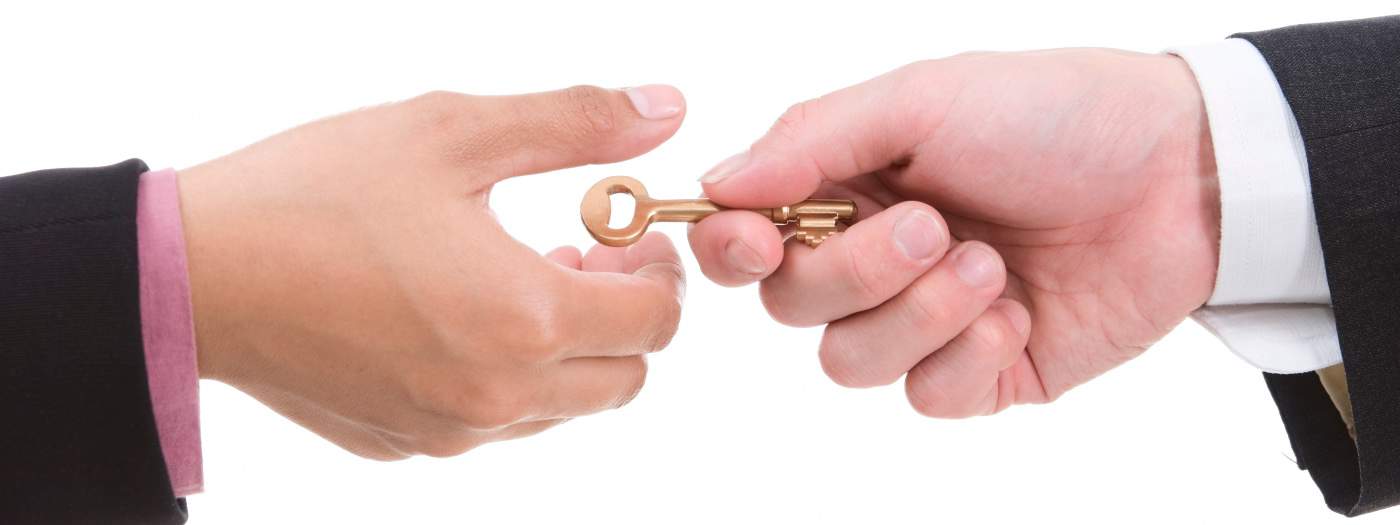 Immagine di una chiave che passa da una mano all'altra, simbolo del passaggio generazionale tra eredi.