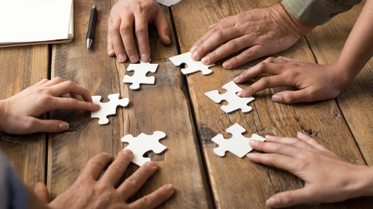 foto di puzzle per rappresentare che il banker non può più lavorare da solo, ma in squadra.