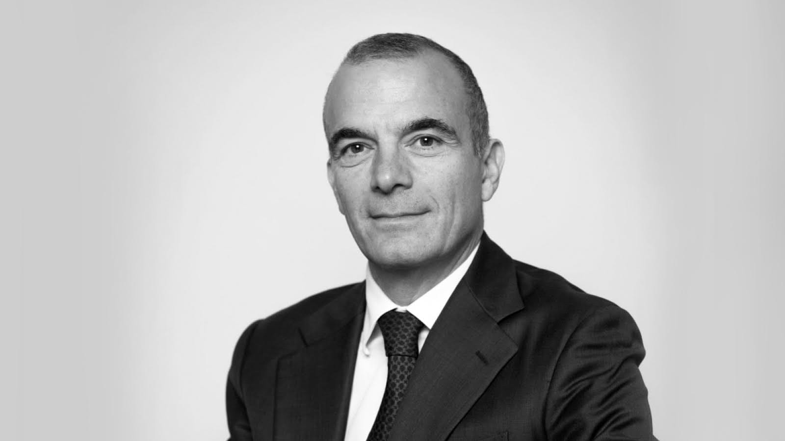 Immagine in bianco e nero di Tommaso Corcos, responsabile wealth management divisions di Intesa Sanpaolo.