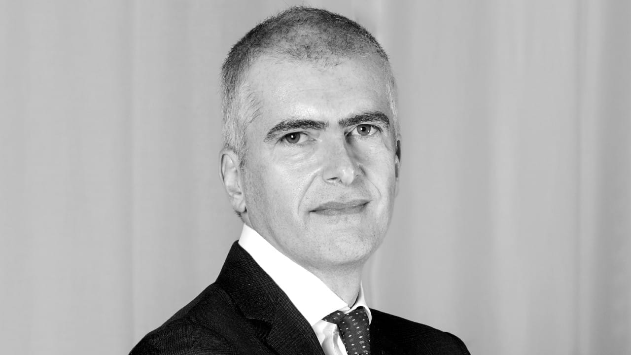 Fotografia in bianco e nero di Fabio Cubelli, responsabile area coordinamento affari di Fideuram Intesa Sanpaolo private banking.