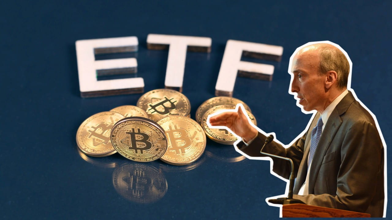 Un collage con grandi lettere che compongono la parola "ETF" sopra una pila di monete Bitcoin. A destra, è raffigurato un ritaglio di un uomo in giacca e cravatta che gesticola come se stesse parlando. Lo sfondo è di colore blu scuro.