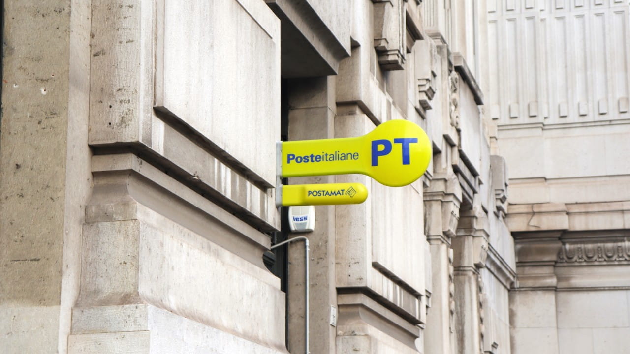 Il gruppo Poste Italiane attraverso il ceo Del Fante ha diramato i risultati dei primi nove mesi dell’anno. La crescita dei ricavi sfiora il 10% rispetto al 2023. Le attività finanziarie investite arrivano a 593 miliardi di euro