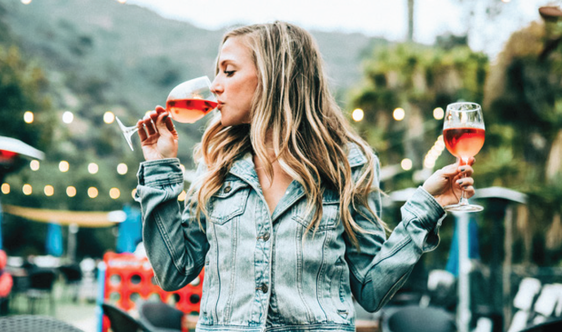 Amante del vino sostenibile in un ambiente green