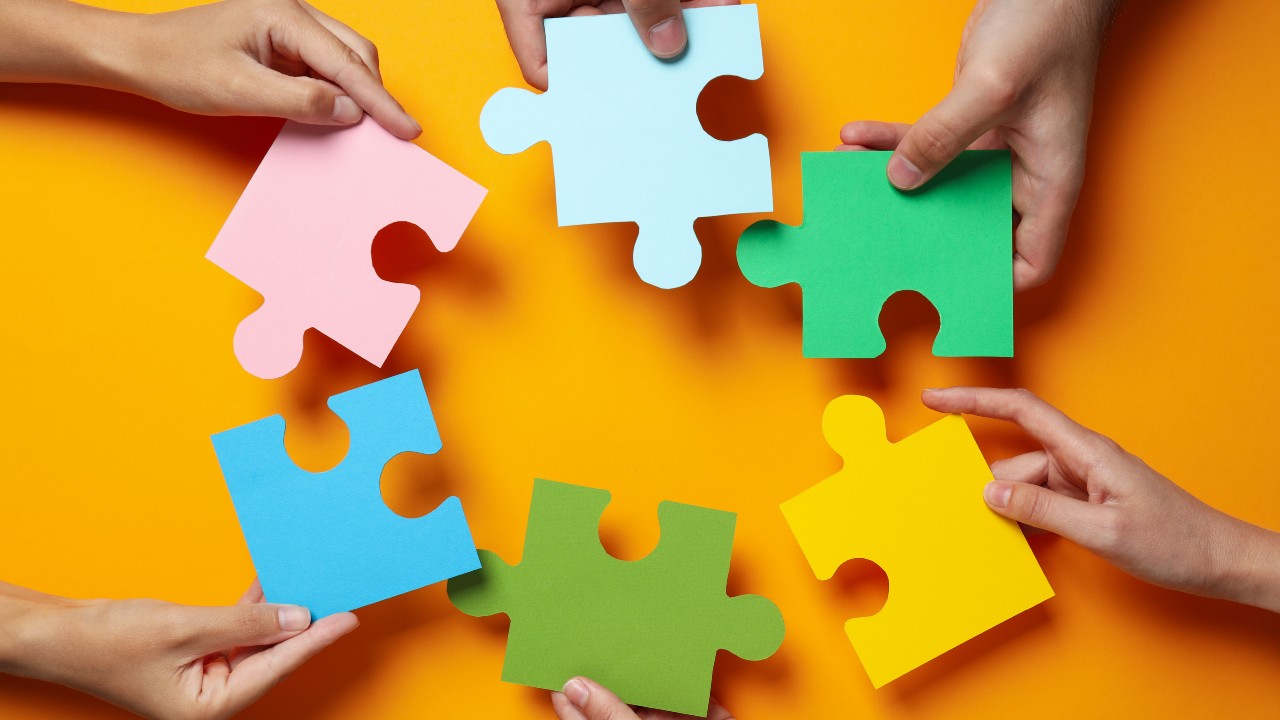 Immagine di un puzzle per far capire l'importanza del senso di appartenenza nelle imprese familiari.