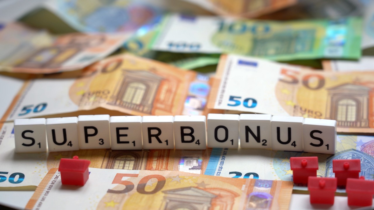 immagine con delle banconote e la scritta superbonus per indicare tutti i bonus edilizi.