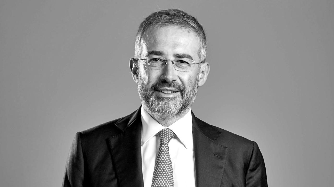 Foto in bianco e nero di Gianluca Serafini, condirettore generale di Fideuram - Intesa Sanpaolo Private Banking (Fideuram-Ispb)
