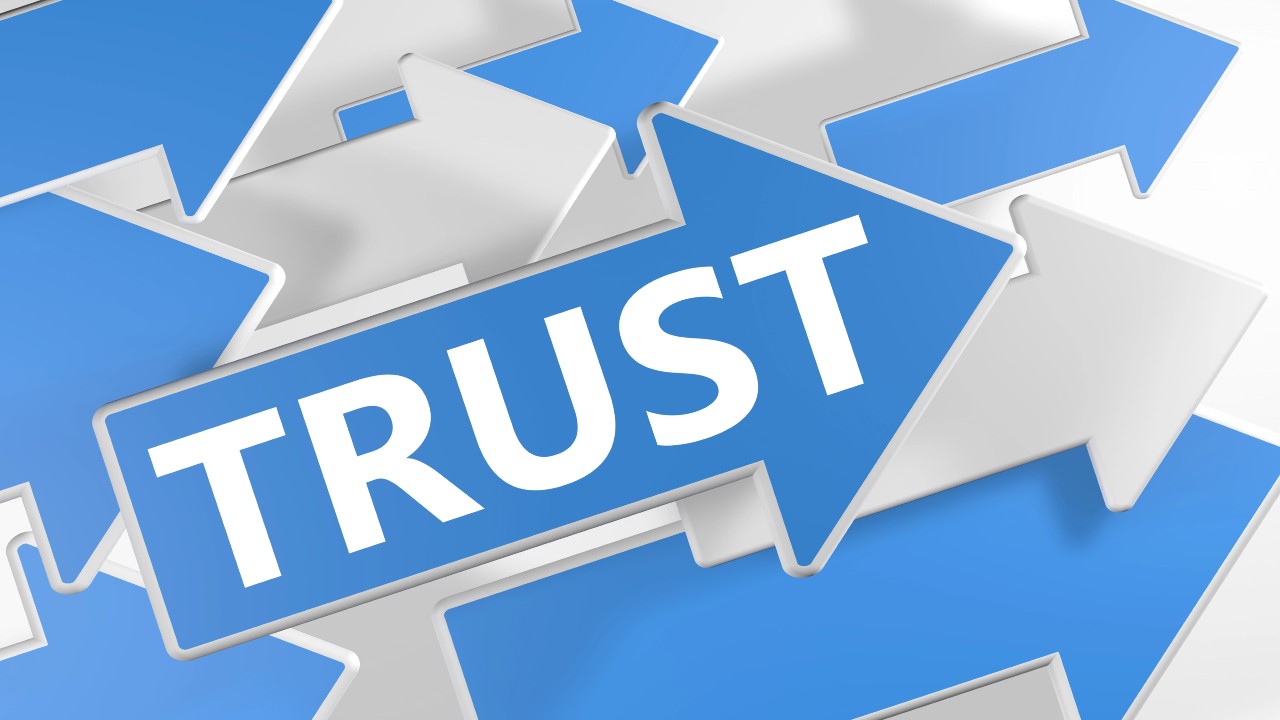 Immagine con una freccia azzurra con scritto trust.