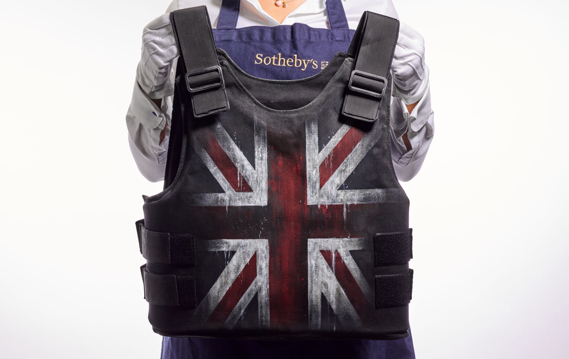Banksy gilet mostrato da una specialista di Sotheby's
