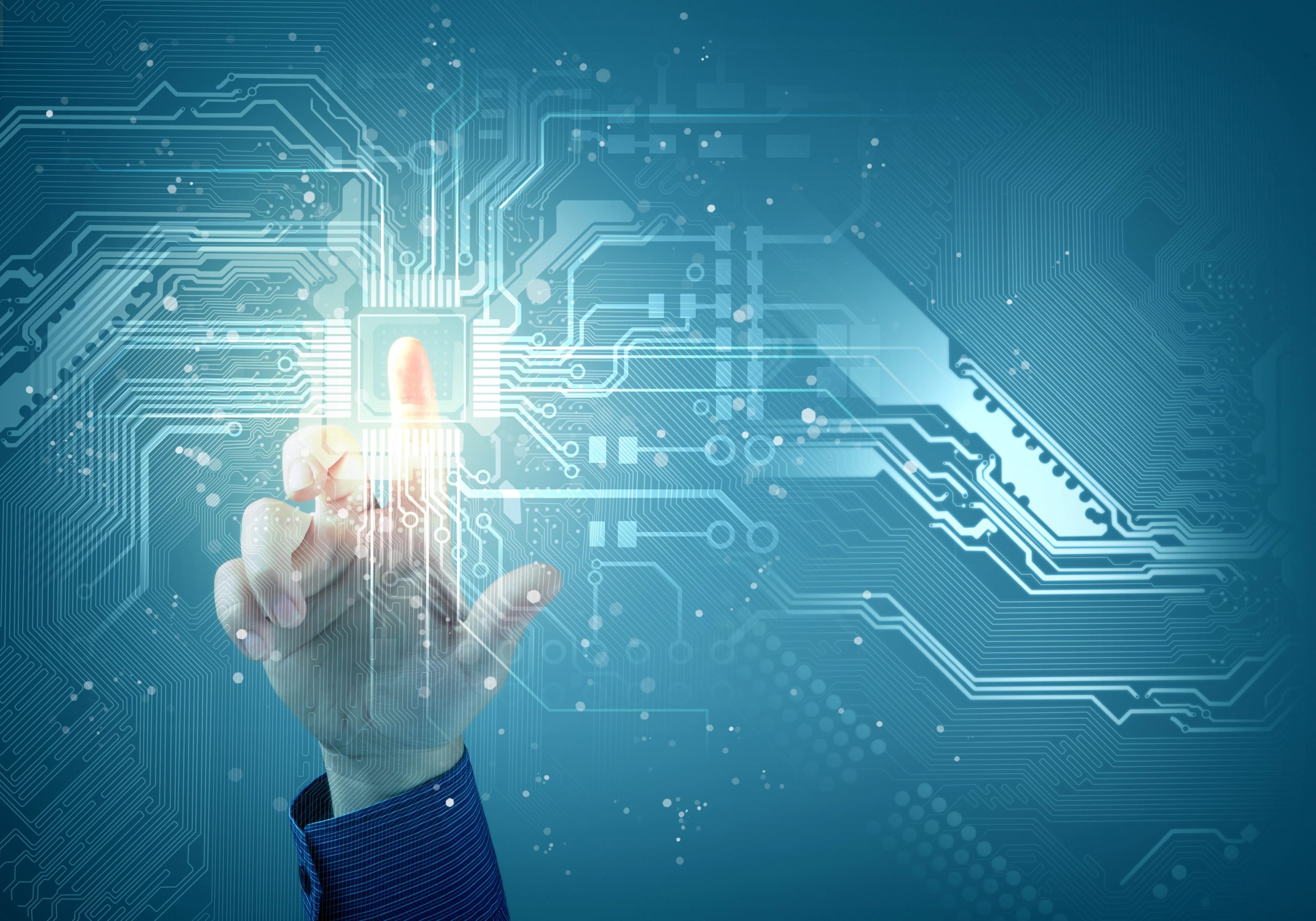 Una mano in una manica blu tocca un'interfaccia digitale luminosa, che ricorda un circuito stampato, su uno sfondo blu. Circuiti elettrici circondano il dito, simboleggiando tecnologia e connettività, ideali per le moderne soluzioni di family office.