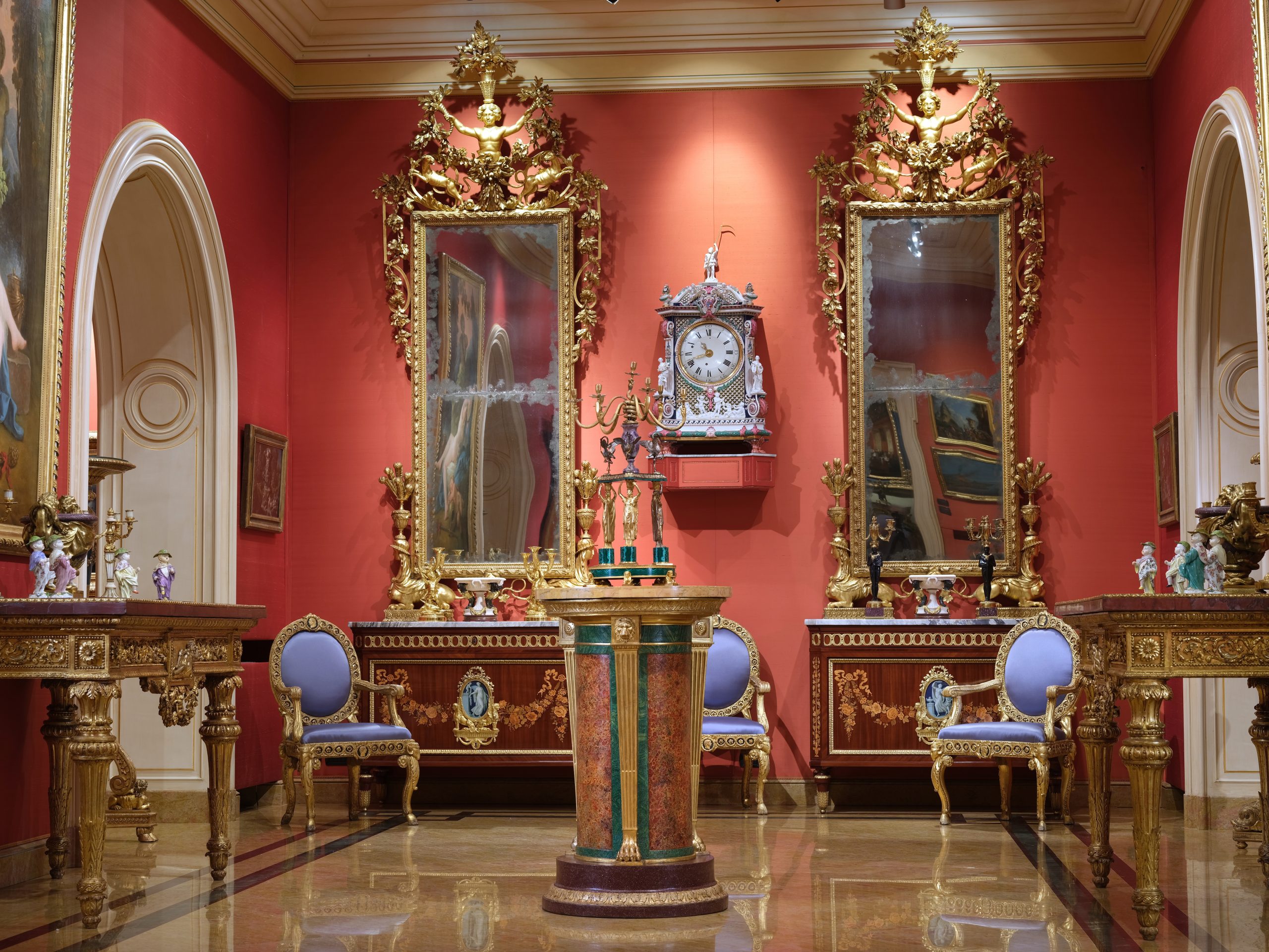Sala di una casa elegante con pareti rosso corallo e mobilia antichi pezzi pregiati di antiquriato stucchi d'oro collezione giordano asta