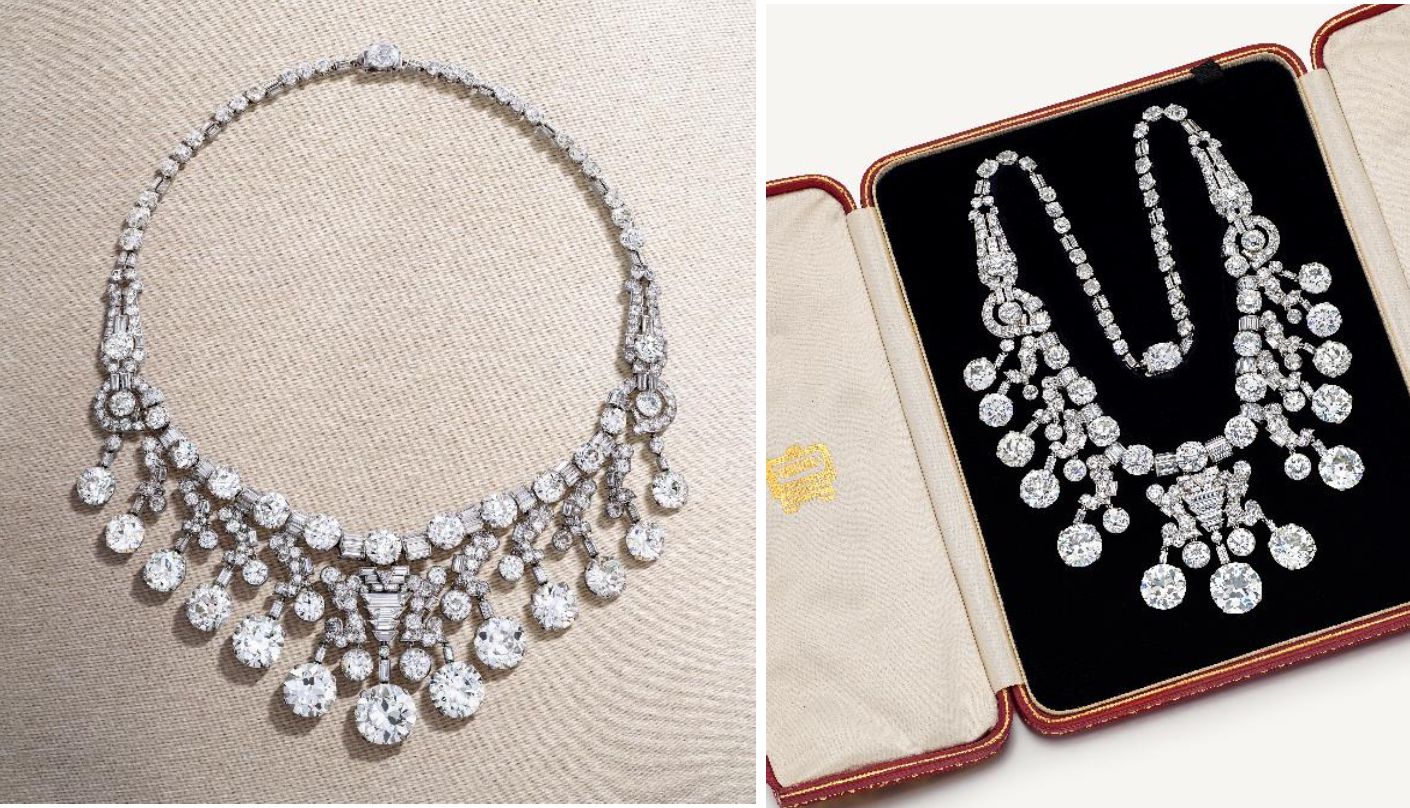 Viene esposta una collana di diamanti ornata appartenente ai Sassoon, i Rothschild dell'Est. Sulla sinistra, la collana è disposta su una superficie beige, che mostra il suo design simmetrico con pietre preziose scintillanti. Sulla destra, è presentata in una custodia aperta in velluto nero e rosso.
