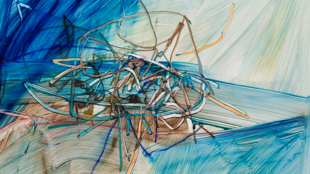 Dipinto astratto di Jadé Fadojutimi con pennellate dinamiche in blu, bianco e arancione. Linee curve e forme intersecanti creano un senso di movimento e caos su uno sfondo strutturato, che ricorda un cielo o un mare turbolento.