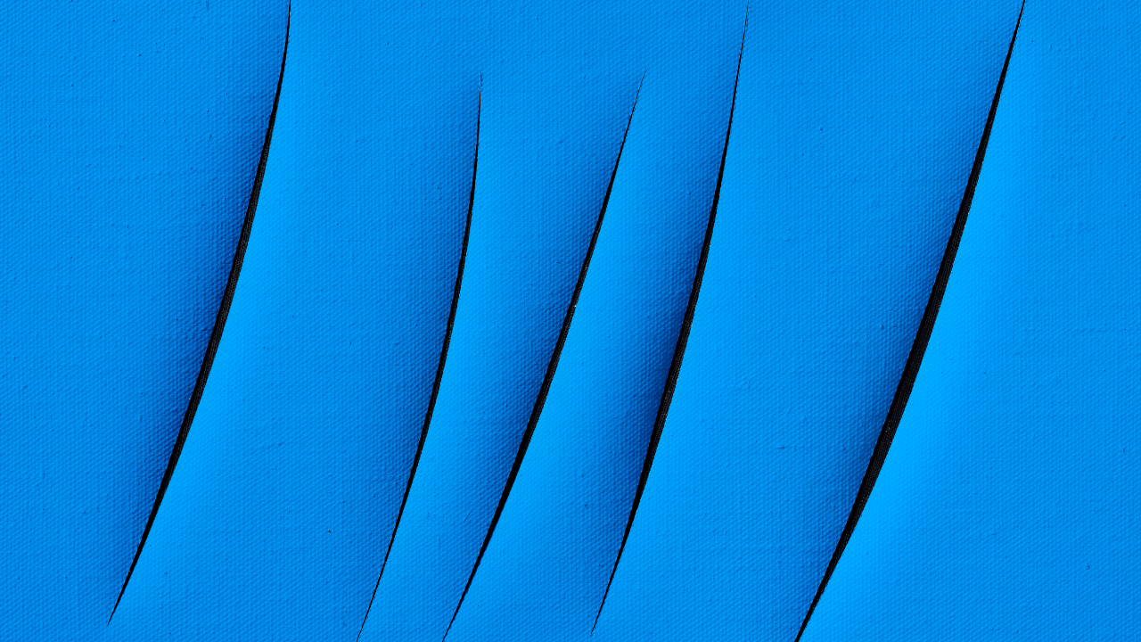 Quadro di Lucio Fontana, Concetto Spaziale. Immagine astratta con linee verticali, leggermente curve e scure su uno sfondo testurizzato blu brillante. Le linee evocano l'eleganza fluida del design italiano, creando un senso di movimento e profondità sulla tela.