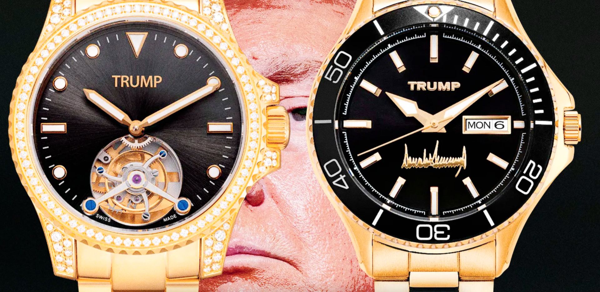 Due orologi d'oro con quadranti neri e la scritta "TRUMP" ben in vista. Un orologio ha una lunetta tempestata di diamanti e un meccanismo di ingranaggi esposto, mentre l'altro ha un display della data che mostra "MON 6". Il volto di una persona è visibile sullo sfondo, Donald Trump e il suo orologio