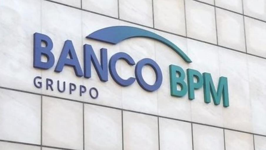 Insegna su una parete piastrellata con la scritta "Banco BPM Gruppo" a caratteri cubitali.
