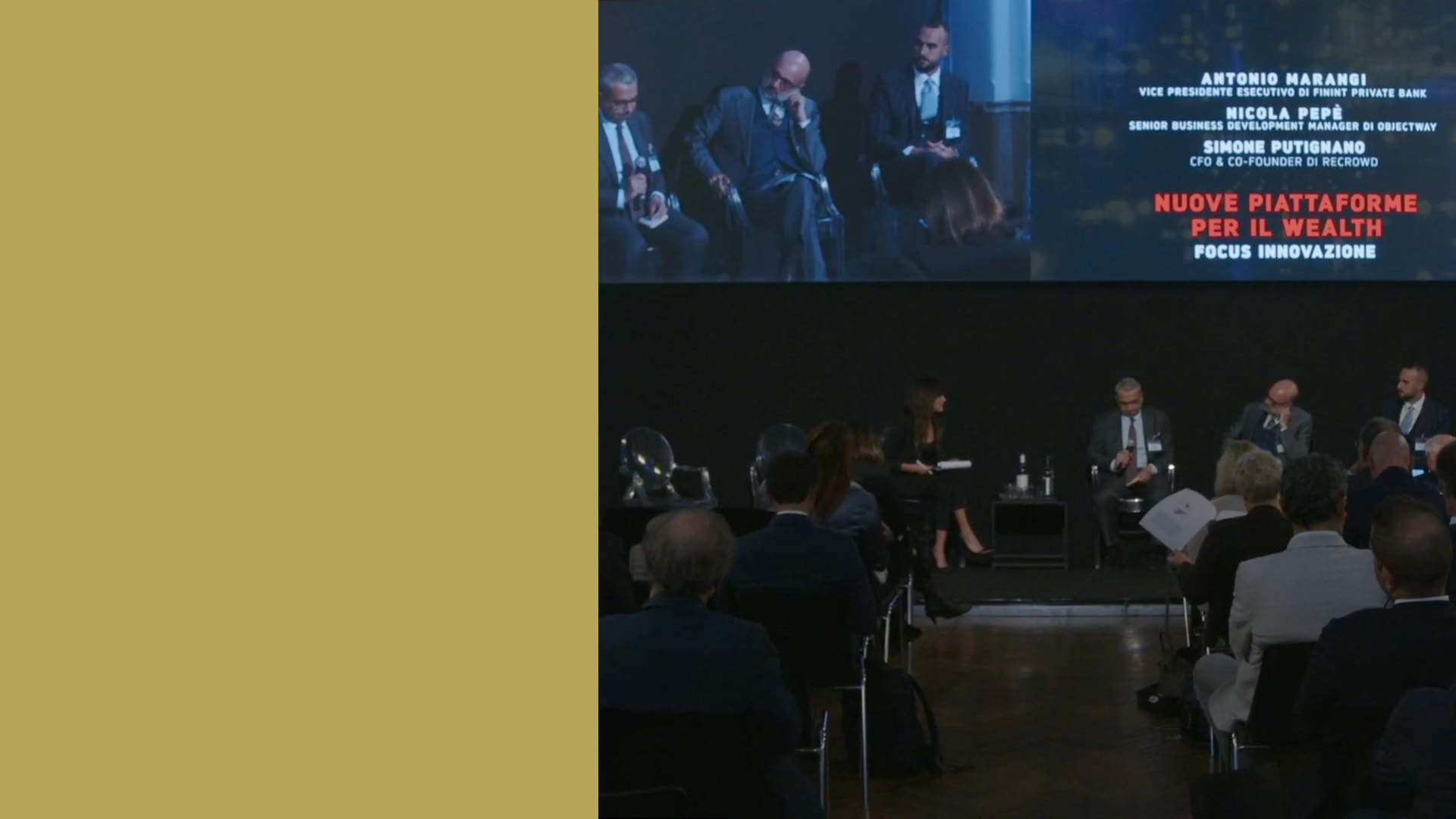 Una sala conferenze con persone sedute di fronte a un palco dove quattro relatori stanno parlando. Un grande schermo sopra di loro mostra i loro nomi e l'argomento "Nuove Piattaforme per il Wealth", incentrato sull'innovazione. I partecipanti osservano attentamente.
