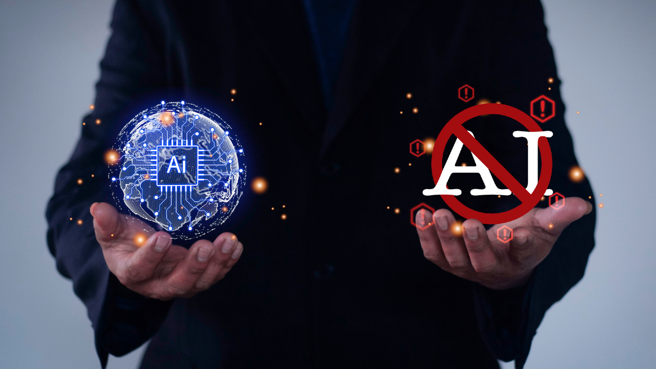 Una persona in giacca e cravatta tiene nella mano destra il simbolo luminoso di un circuito di intelligenza artificiale blu e nell'altra un cerchio rosso con la scritta "AI" attraversato, illustrando vividamente punti di vista contrastanti sul ruolo dell'intelligenza artificiale.