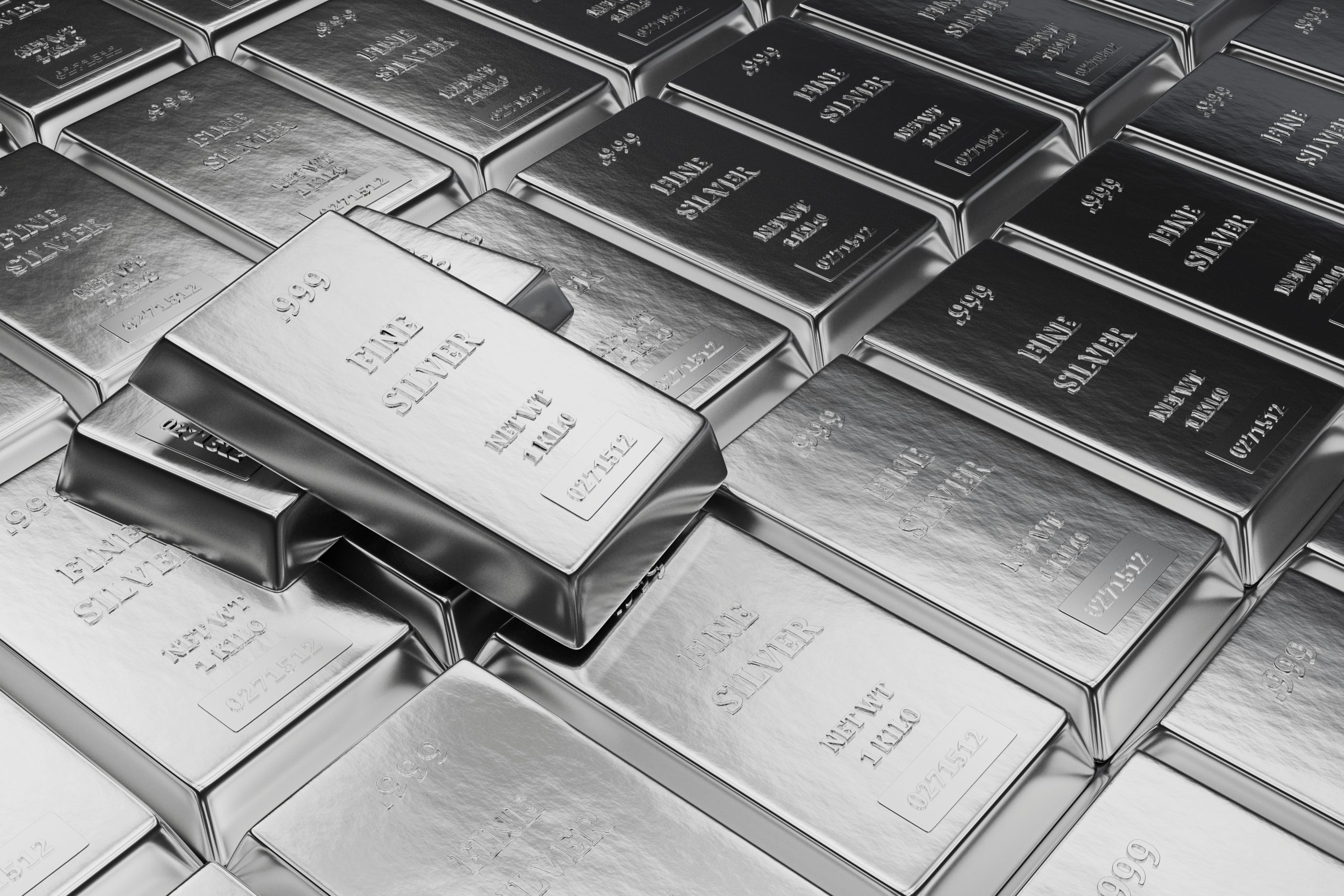 Una collezione di barre d'argento luccicanti impilate vicine tra loro. Ogni barra è incisa con il testo "999 FINE SILVER" insieme a numeri e marcature aggiuntive, che ne indicano la purezza e il peso. La scena trasmette un senso di abbondanza e valore.