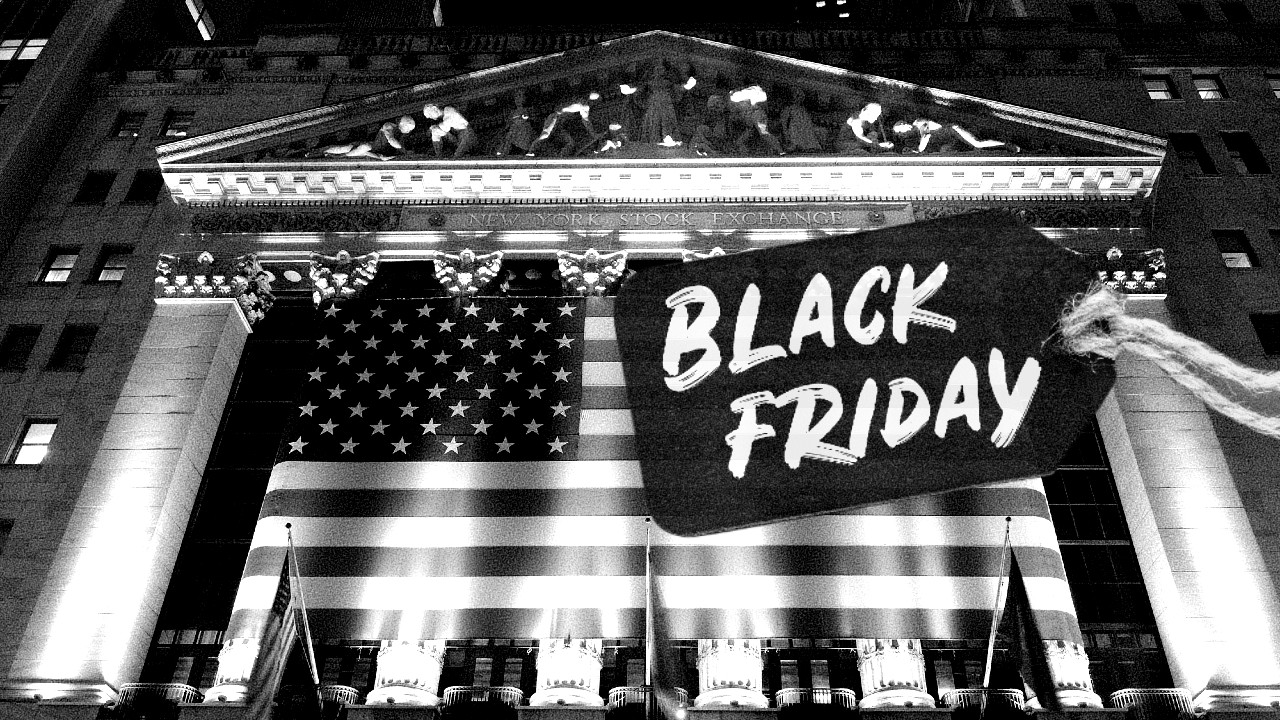 Un'immagine in scala di grigi di un grande edificio con colonne, che espone una bandiera americana. In primo piano, è ben visibile un'etichetta con la scritta "Black Friday".