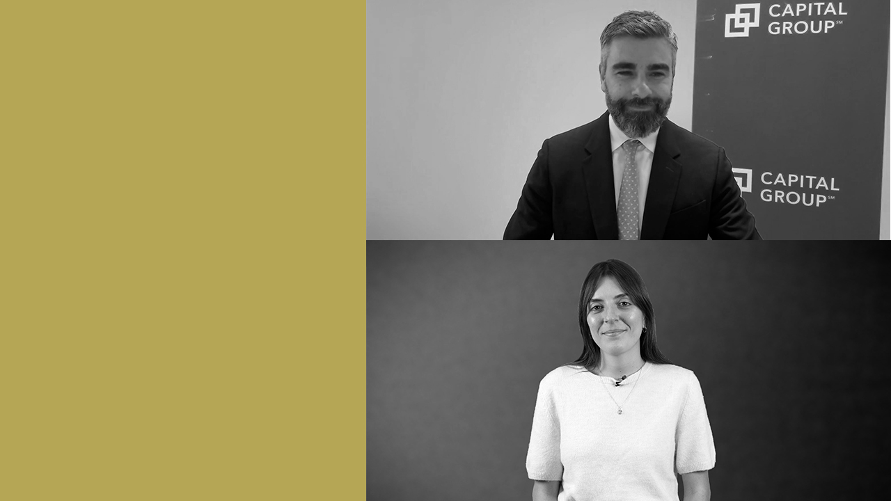 Due foto in scala di grigi di individui in abiti formali su sfondi semplici sono posizionate su uno sfondo giallo. La persona in alto è in piedi davanti a un cartello con la scritta "CAPITAL GROUP", mentre quella in basso posa contro un semplice muro scuro.