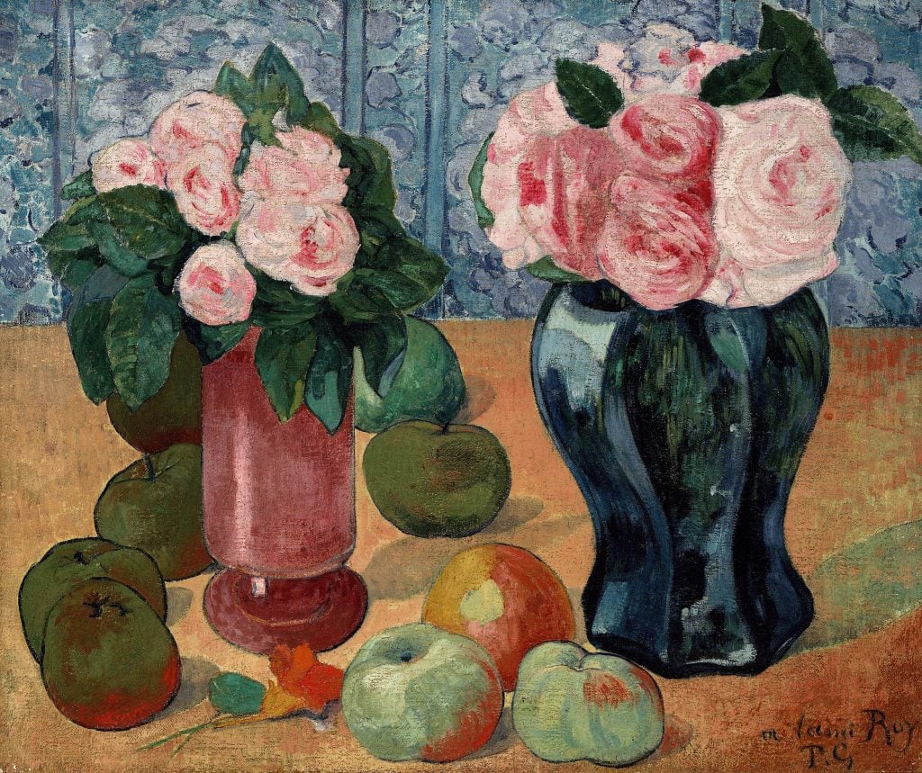 Opera Gauguin uscita dal catalogo ragionato dell'artista. Due vasi con rose rosa su un tavolo di legno, circondati da mele sparse. Lo sfondo è caratterizzato da una parete blu a motivi.