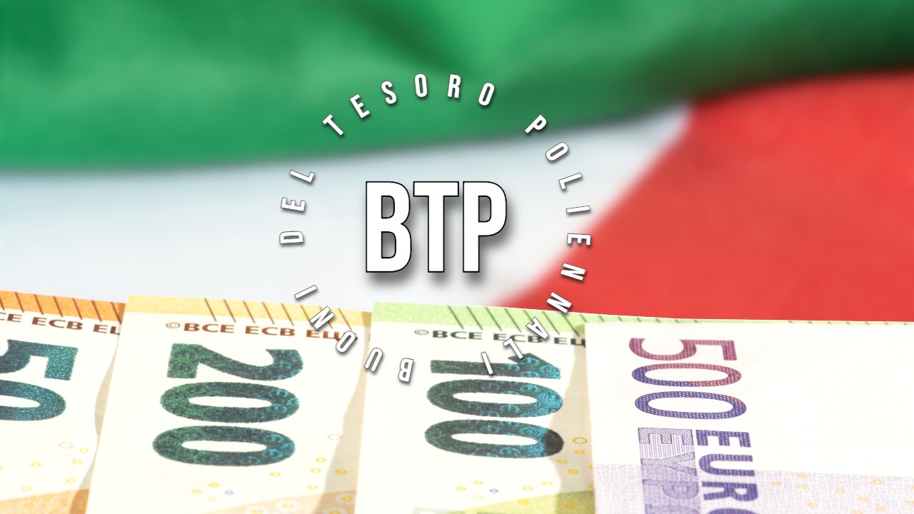 Le banconote in euro sono distribuite con l'abbreviazione "BTP" ben visibile. Lo sfondo presenta una bandiera italiana e le parole "Buoni del Tesoro Poliennali" circondano "BTP.