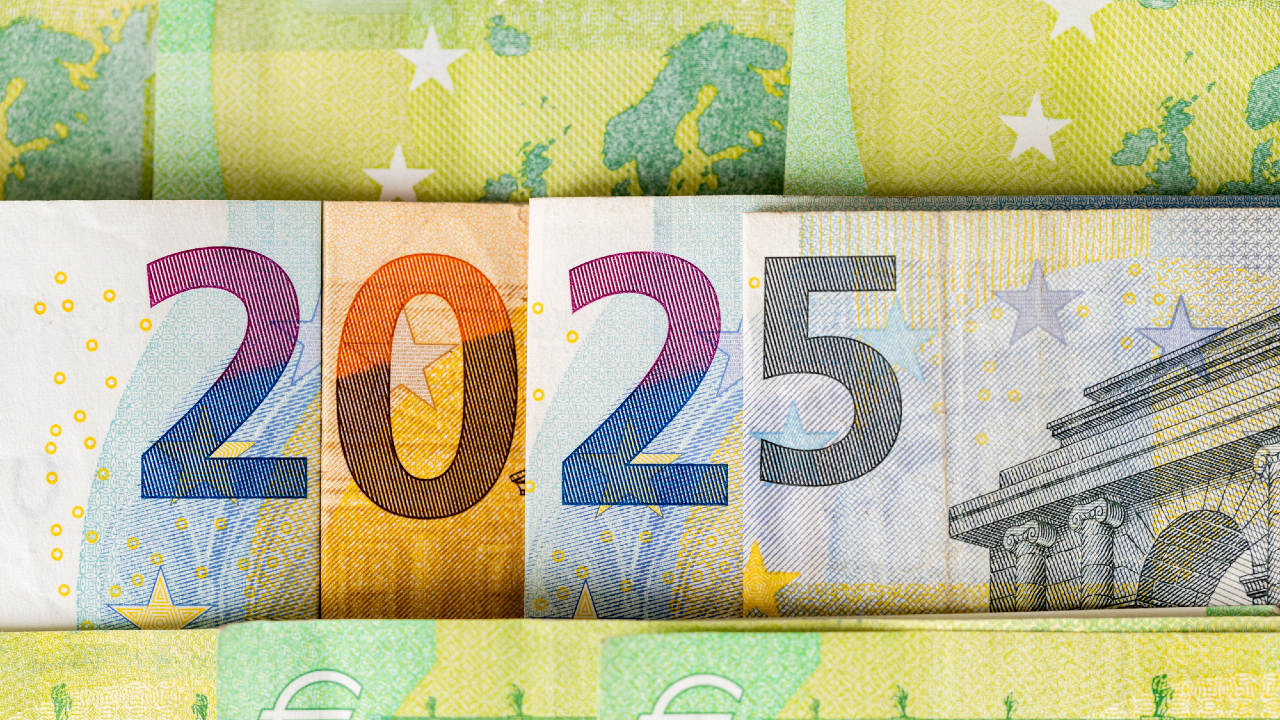 Un collage di banconote in euro forma artisticamente il numero 2025, con motivi colorati, simboli delle azioni e immagini architettoniche tratte dalle banconote sullo sfondo.
