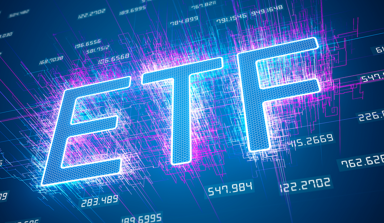 Illustrazione digitale dell'acronimo "ETF" in grassetto, lettere bianche su uno sfondo futuristico blu con linee luminose rosa e blu e dati numerici, che simboleggiano il trading elettronico e la finanza.