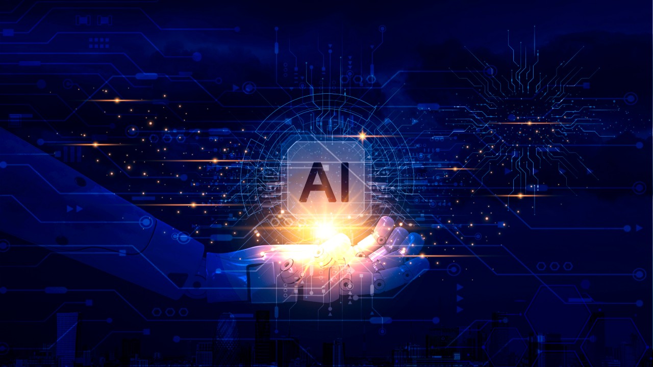Una rappresentazione luminosa dell'IA è tenuta in una mano robotica su uno sfondo digitale con circuiti e flussi di dati. La scena è illuminata con luci brillanti e futuristiche, che simboleggiano la tecnologia avanzata e l'innovazione.