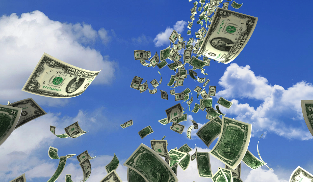 Banconote da un dollaro statunitense fluttuano nel cielo su uno sfondo di cielo azzurro e nuvole bianche.