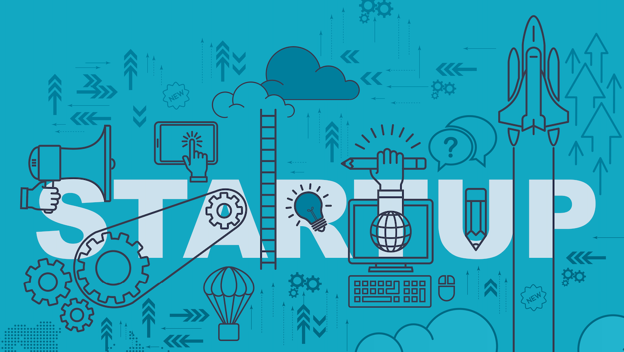 Illustrazione di "STARTUP" con vari simboli, tra cui ingranaggi, lampadine, un razzo, una nuvola, un computer, frecce e mani che tengono degli attrezzi su uno sfondo blu, che rappresentano innovazione e crescita.