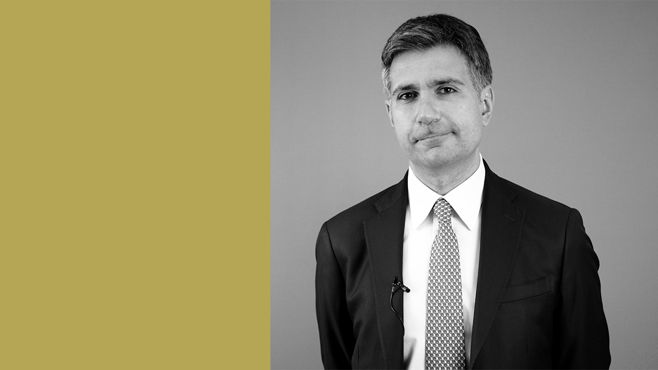 Antonino Cipriano di BNP paribas AM su uno sfondo bianco e nero, accanto a lui una banda color oro