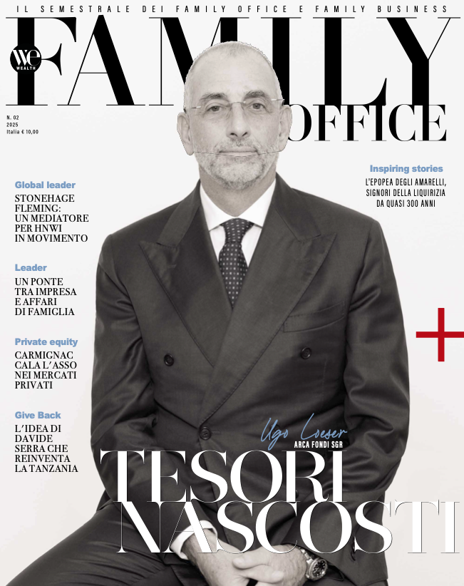 Un uomo in giacca e cravatta siede con sicurezza sulla copertina della rivista Family Office, numero 22. La copertina presenta titoli su leader globali, private equity e restituzione. Il titolo della rivista e vari articoli sono ben visibili.