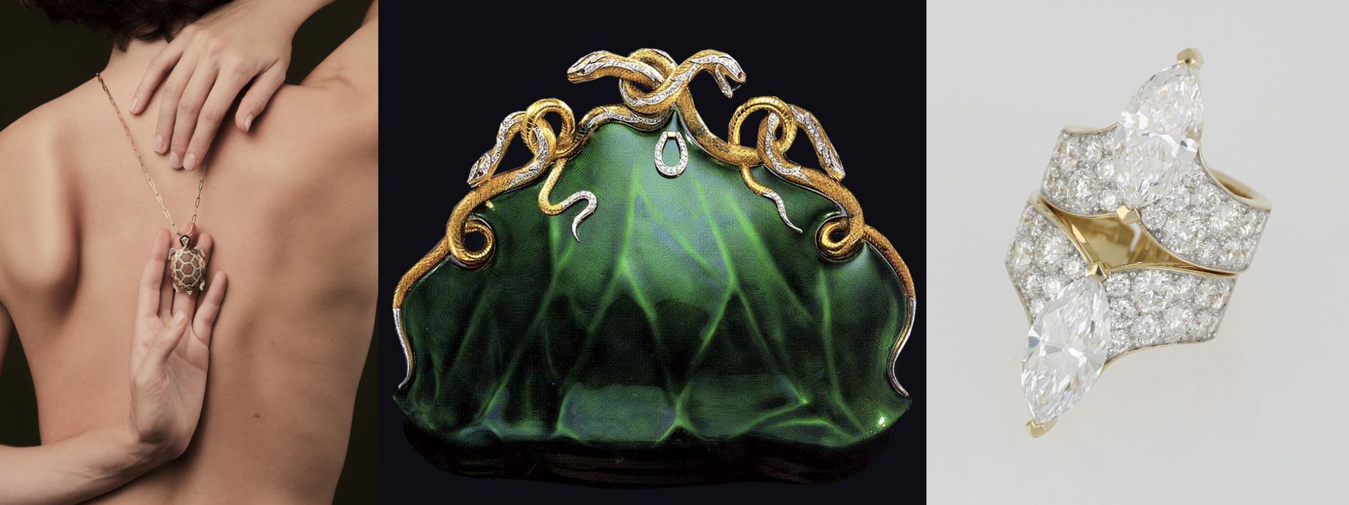 A sinistra: Persona che tiene una collana con un pendente circolare sulla schiena. Al centro: Ornato pezzo decorativo verde e oro con disegni simili a serpenti. A destra: Elegante anello d'oro con grandi diamanti a forma di foglia.