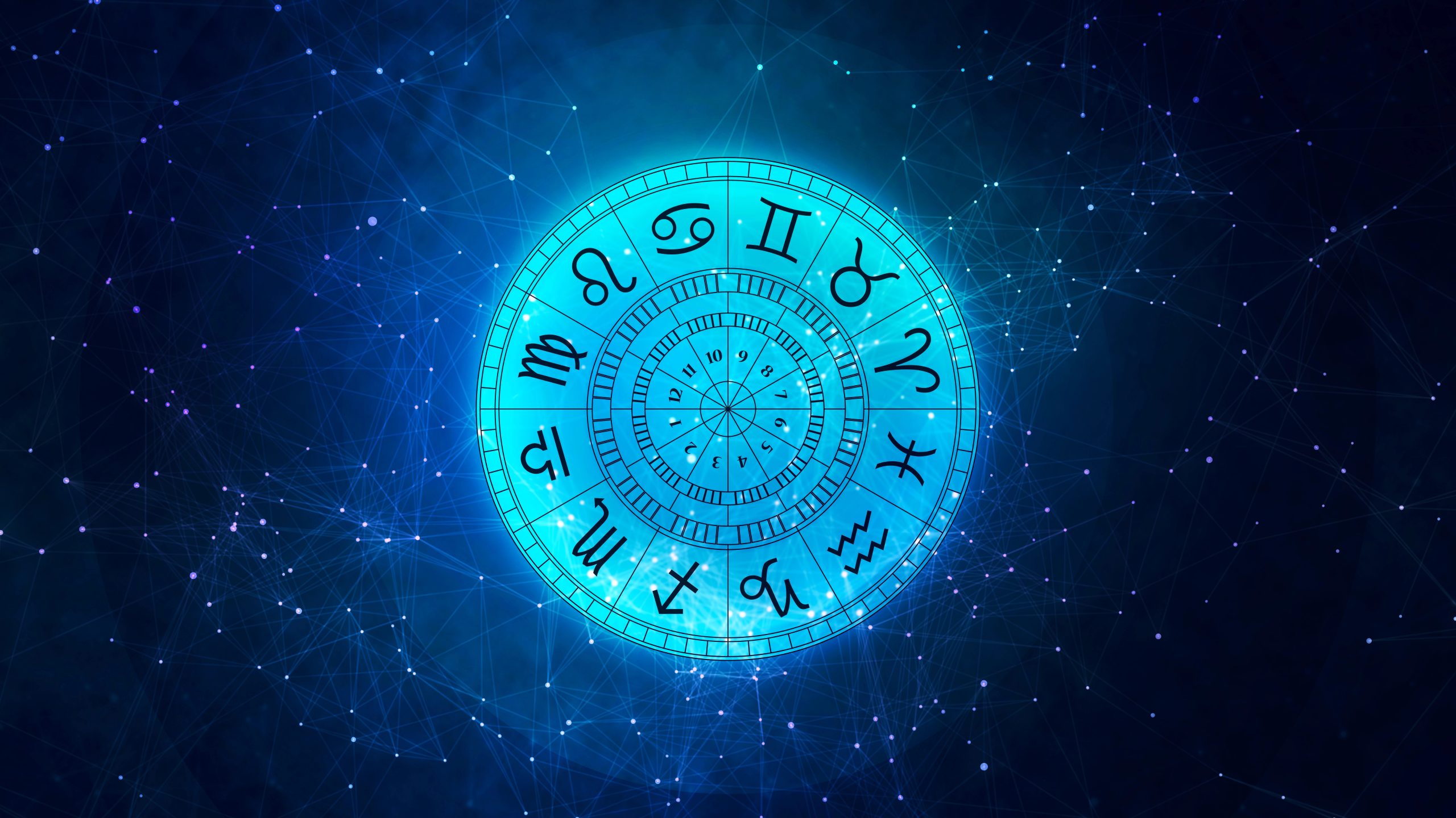 Una ruota zodiacale circolare e luminosa con simboli astrologici su uno sfondo blu stellato. La ruota presenta tutti i dodici segni zodiacali in una disposizione radiale, circondata da una rete di linee interconnesse e piccoli punti di luce.
