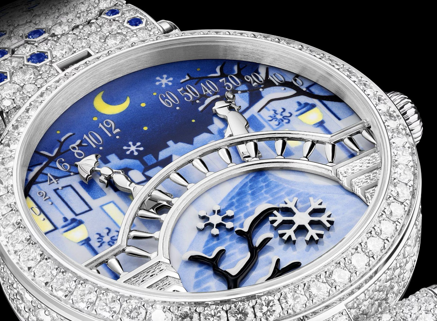 Un orologio di lusso con un display di scena invernale che presenta una luna crescente, stelle e un paesaggio innevato. Questo orologio natale è decorato con diamanti e include un ponte e figure racchiuse sotto il cristallo, con accenti di pietre preziose sulla cassa.