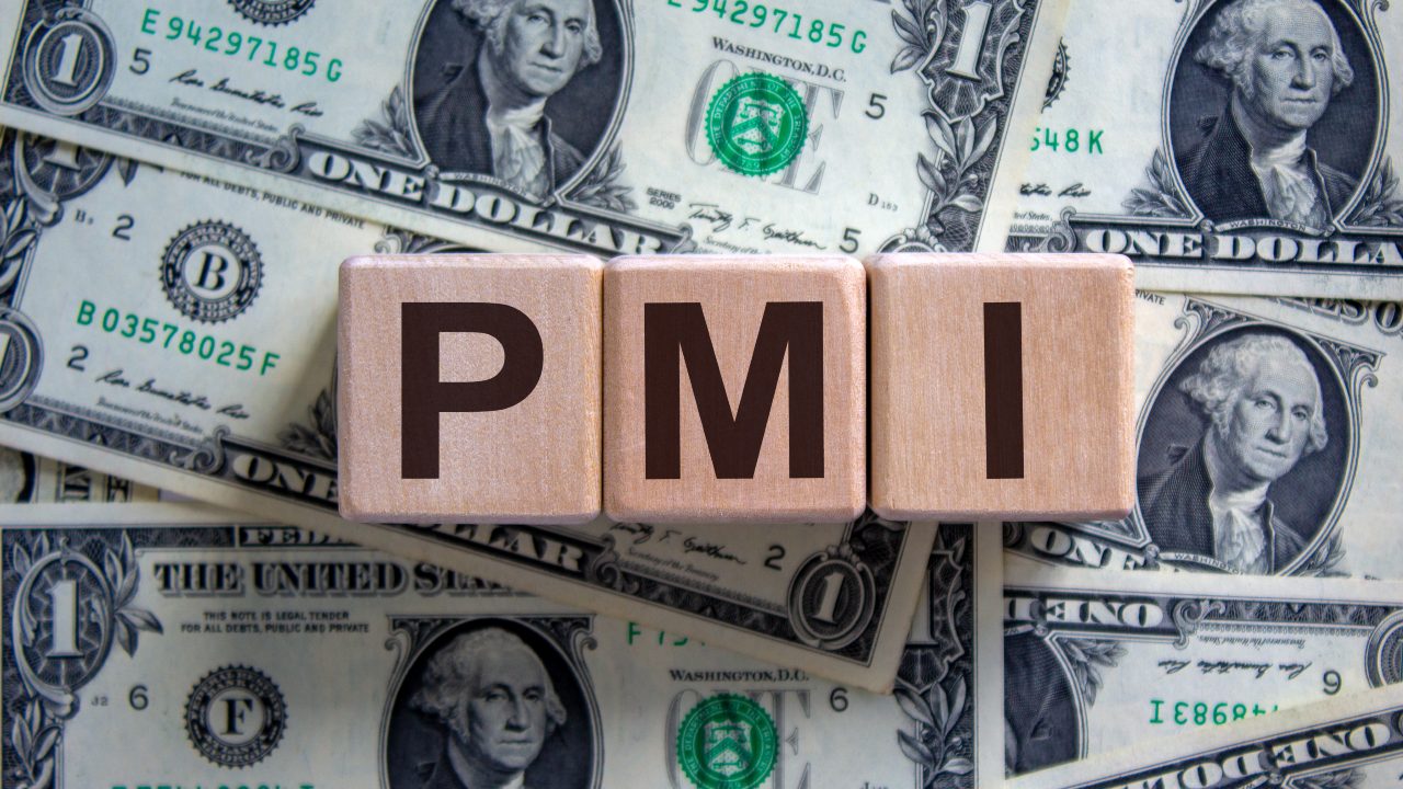 Blocchi di legno che compongono la scritta "PMI" sono posizionati strategicamente sopra una cascata di banconote da un dollaro Usa.