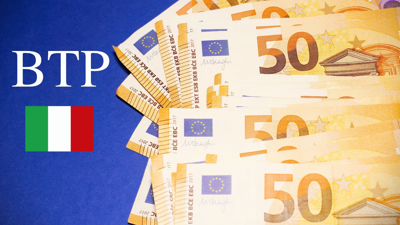 Pila di banconote da 50 euro disposte a ventaglio su sfondo blu, con - sulla sinistra - la scritta "Btp" ben visibile accanto a una bandiera italiana.