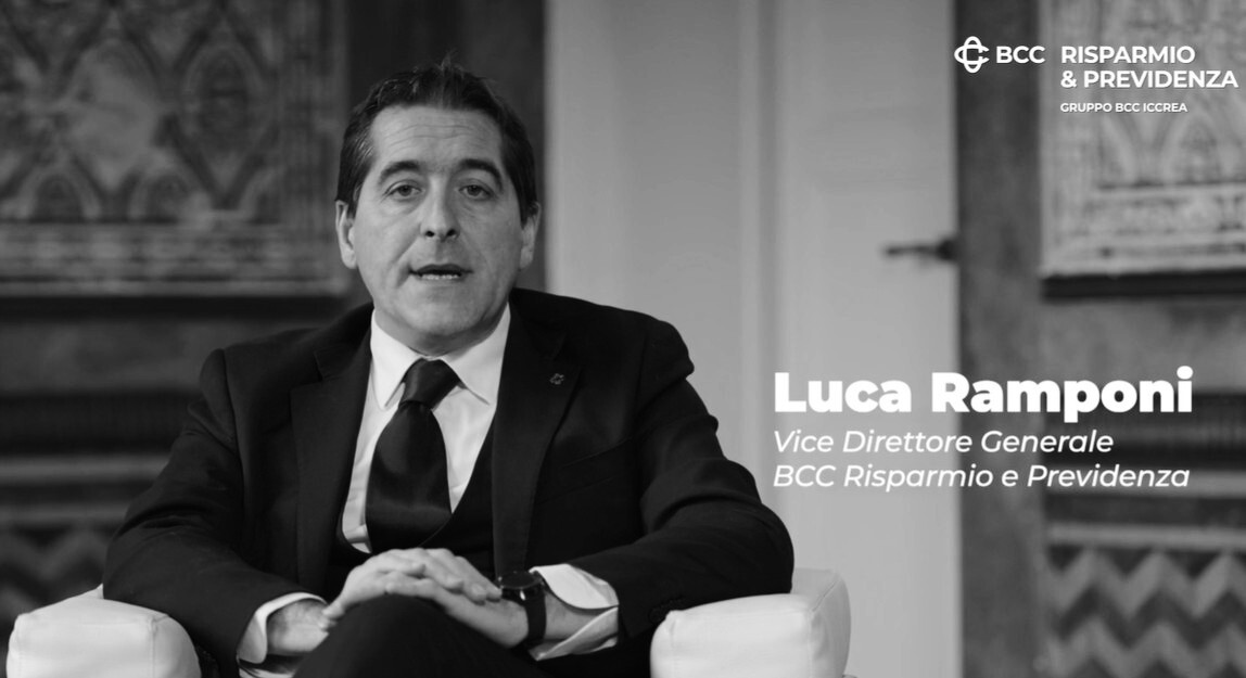 Un uomo in giacca e cravatta è seduto su una sedia bianca contro una parete decorata. Il testo sull'immagine recita: "Luca Ramponi, Vice Direttore Generale, BCC Risparmio e Previdenza". Il logo di BCC Risparmio & Previdenza è visibile nell'angolo in alto a destra.