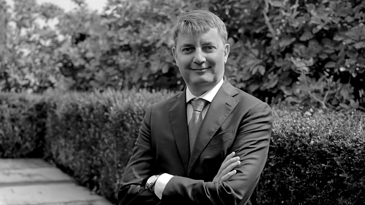 Massimiliano Dalla Via, ad e dg di Intesa Sanpaolo Protezione, in giacca e cravatta con le braccia incrociate spiega a We Wealth i motivi della fusione di Intesa Sanpaolo Assicura con Intesa Sanpaolo Rbm Salute
