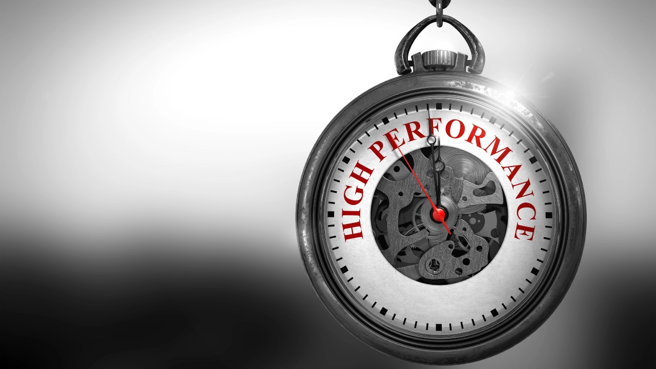 Primo piano di un cronometro su uno sfondo in scala di grigi. Le parole "HIGH PERFORMANCE" dominano il quadrante dell'orologio, ricordando come i fondi obbligazionari puntino a rendimenti crescenti. Gli ingranaggi visibili suggeriscono precisione, mentre la luce sulla cassa metallica evidenzia un'attenzione al tempo e all'efficienza.