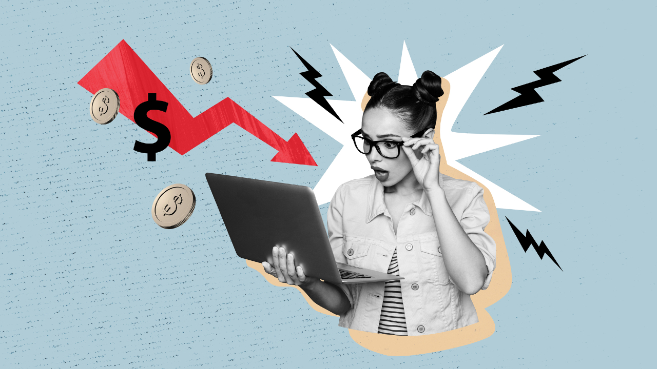 Una donna con gli occhiali, colpita dalla sorpresa, fissa il suo computer portatile. I simboli di un grafico rosso in declino, simboli del dollaro e fulmini la circondano su uno sfondo blu strutturato, catturando l'essenza di notizie finanziarie inaspettate.