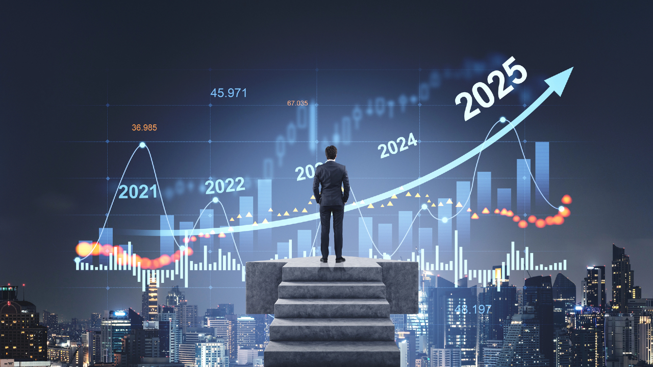 Una persona in giacca e cravatta è in piedi in cima alle scale, di fronte a uno skyline futuristico di una città. Un grafico 3D nel cielo mostra trend di dati crescenti, contrassegnati con anni dal 2021 al 2025, che simboleggiano la crescita finanziaria e il successo.