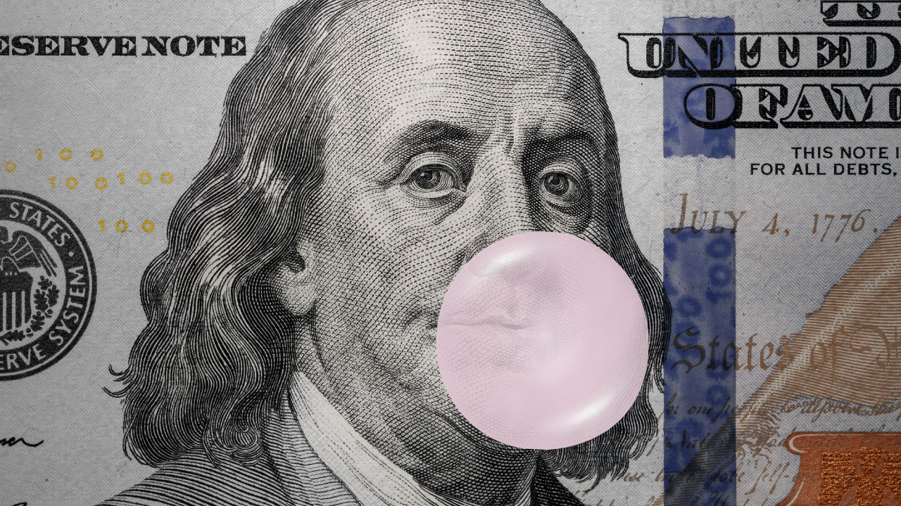 Una banconota da cento dollari degli Stati Uniti raffigurante Benjamin Franklin che soffia una gomma da masticare rosa, conferendo un tocco stravagante al tradizionale disegno della valuta.