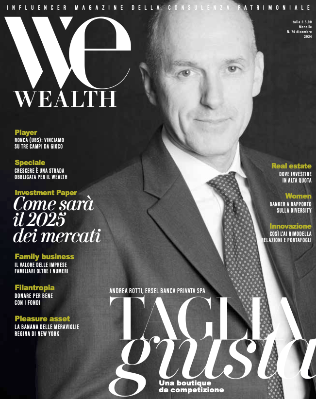Copertina di una rivista con un uomo in giacca e cravatta. Il titolo "we wealth" è visualizzato in alto. Vari titoli di articoli sono sparsi sulla copertina, tra cui argomenti su investimenti, immobili e aziende di famiglia.