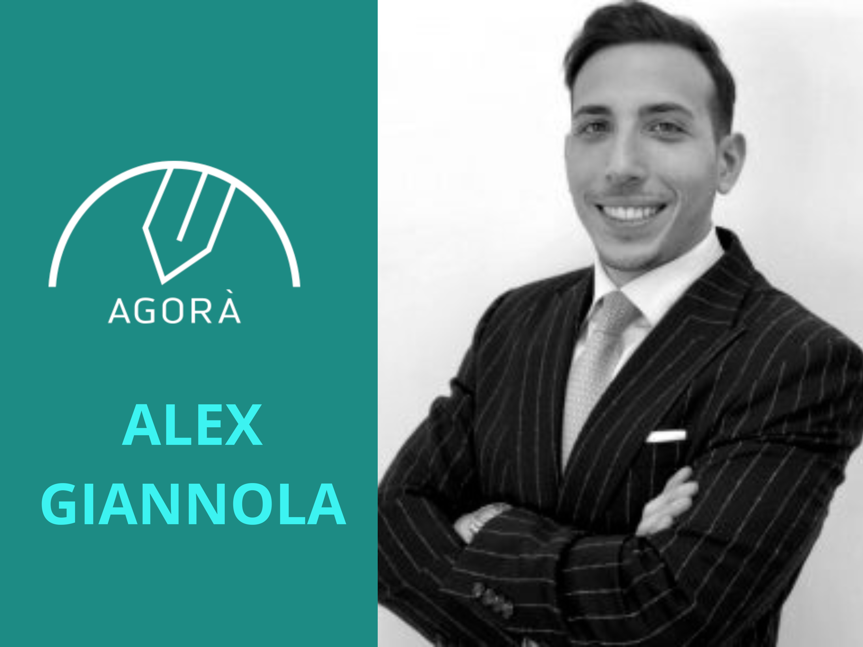 Una persona in un abito gessato con le braccia incrociate, sorridente. Accanto a loro c'è un pannello verde acqua con un logo con una penna all'interno di una linea curva e il testo "AGORÀ ALEX GIANNOLA.